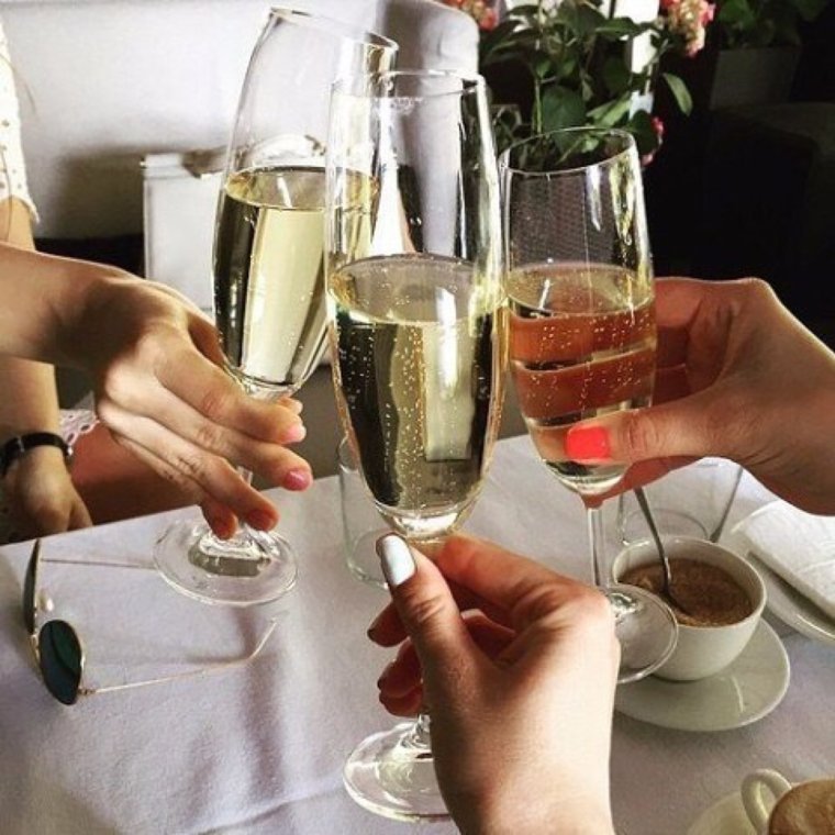 Бокалы шампанского чокаются в руках