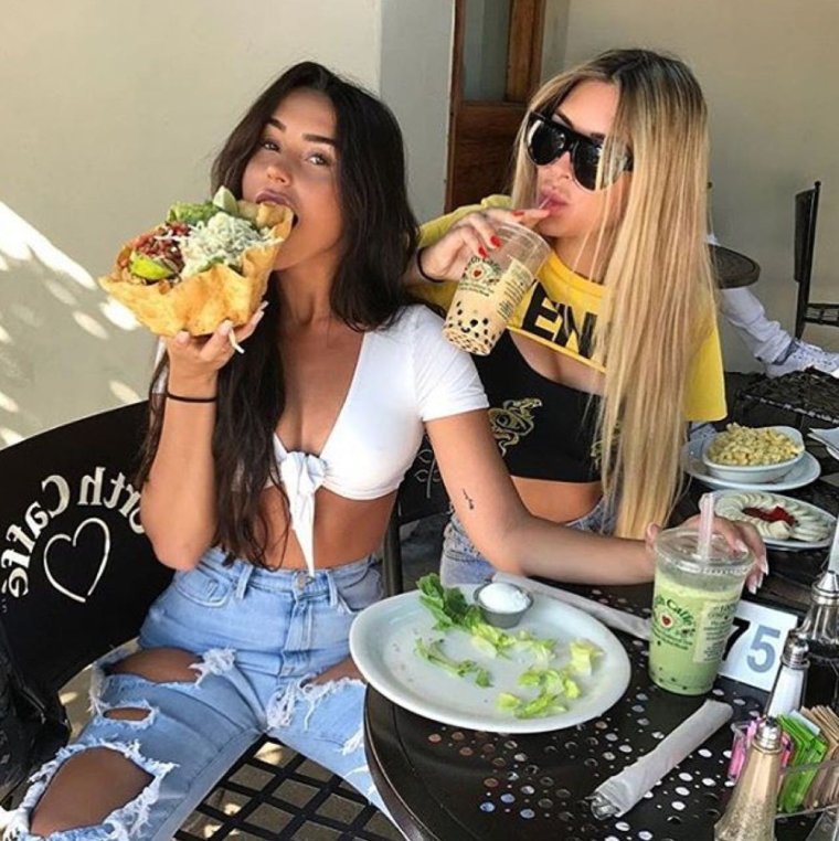 Еда с подругой