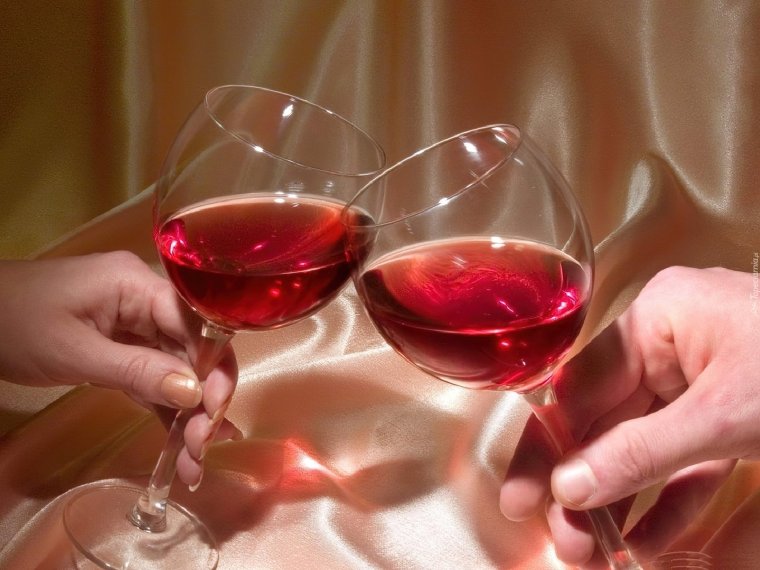 Мужчина и женщина чокаются бокалами