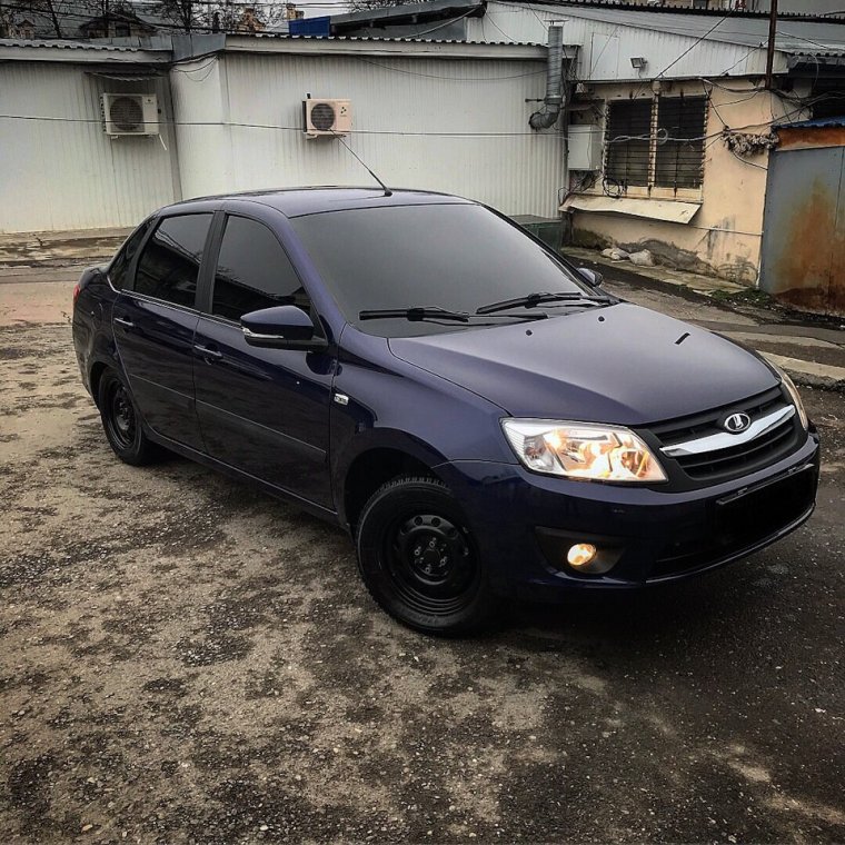 Лада Гранта седан черный тонированный