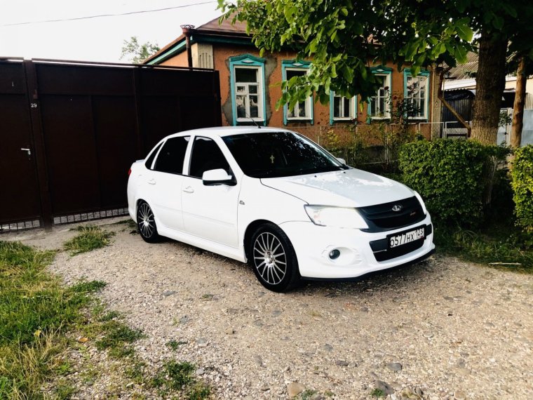 Лада Гранта спорт белая 123 регион