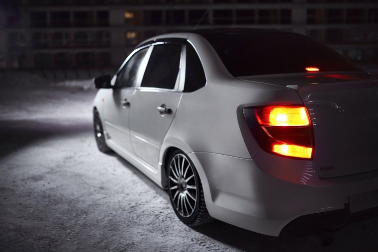 Лада Гранта спорт опер белая