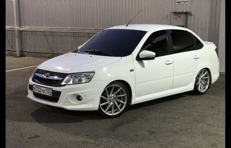 Лада Гранта спорт седан 2018 белая