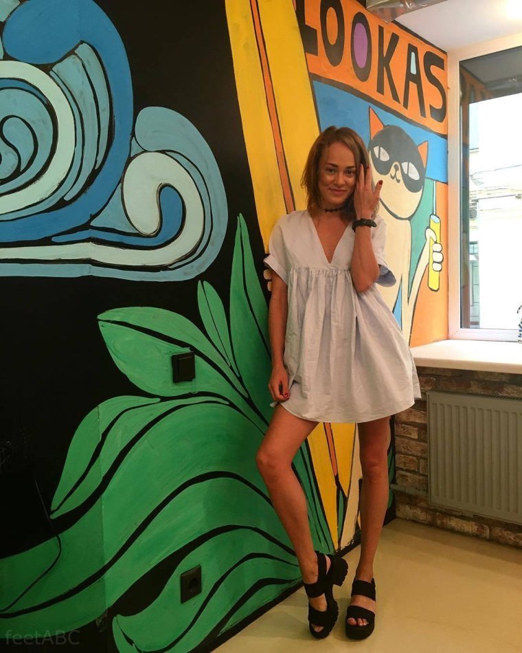 Аглая Тарасова ноги