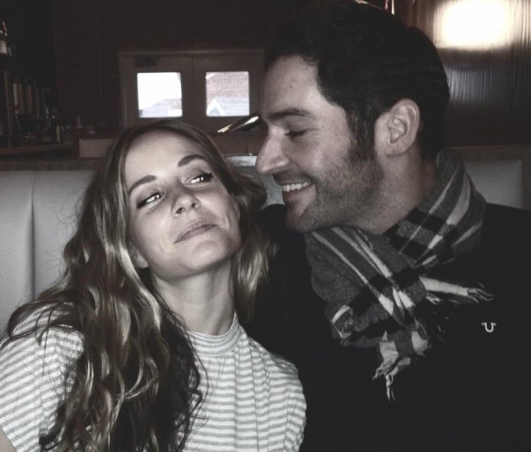 Том Эллис с женой 2020