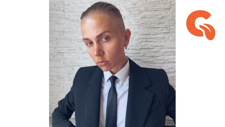 Ксения Милас с ухмылкой