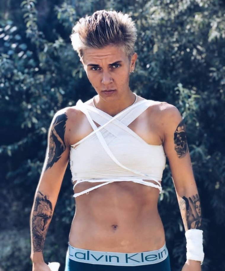 Ксения Милас пацанки