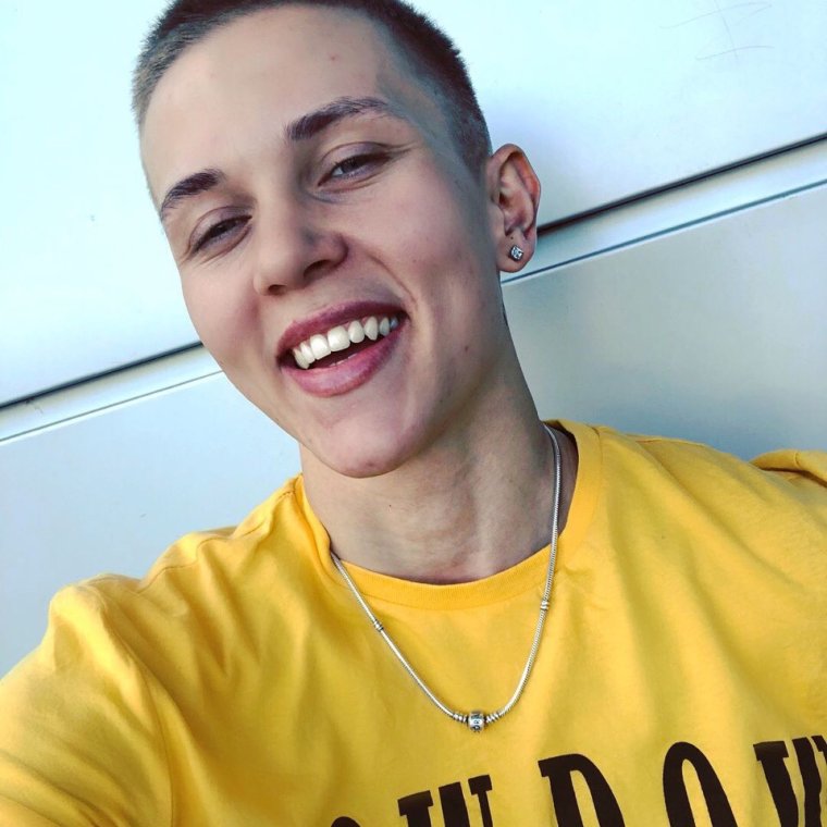 Ксения Милас бровь