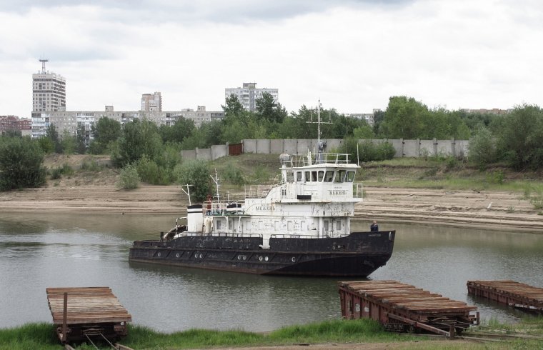 Буксир-толкач двигает баржу