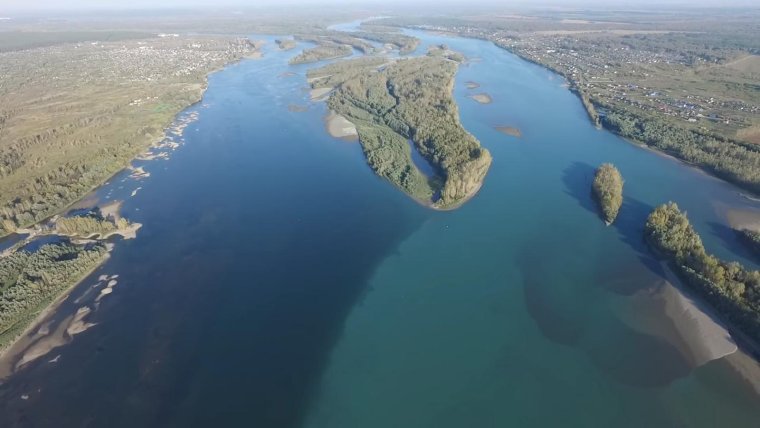 Слияние рек Бия и Катунь в Обь