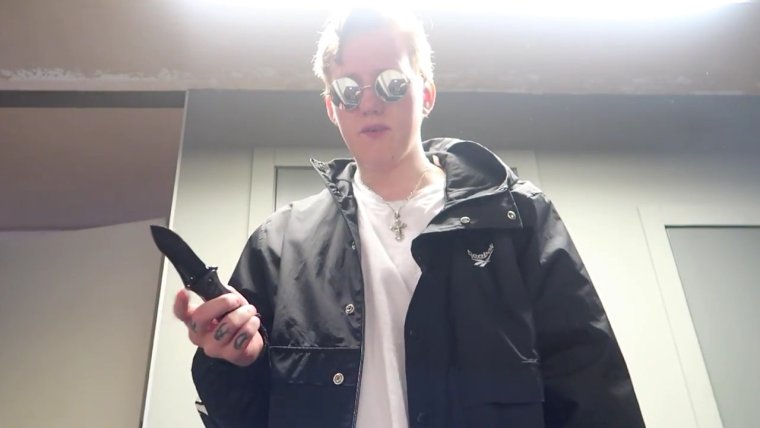 Даня Кашин с пистолетом