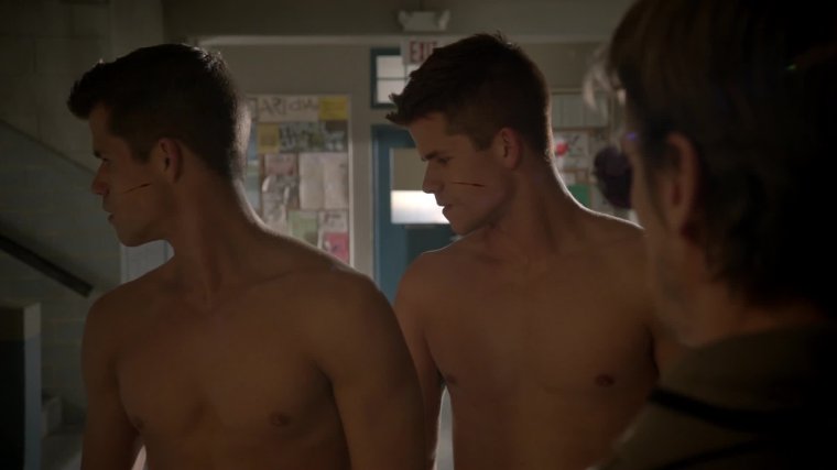 Чарли Карвер и Дэниел Шарман торс