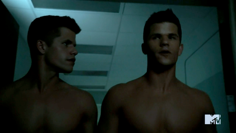 Чарли Карвер и Макс Карвер торс