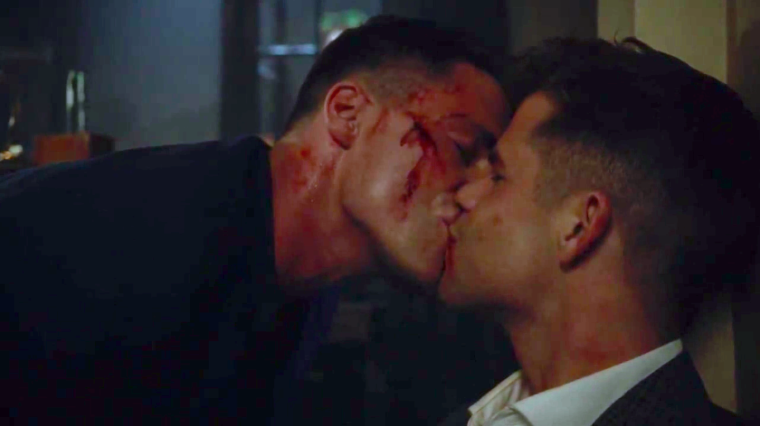 Чарли Карвер и Колтон Хэйнс поцелуй