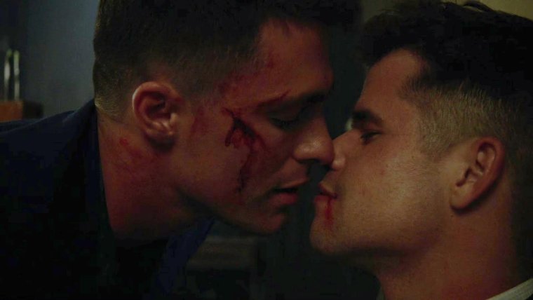 Волчонок Джексон и Итан поцелуй