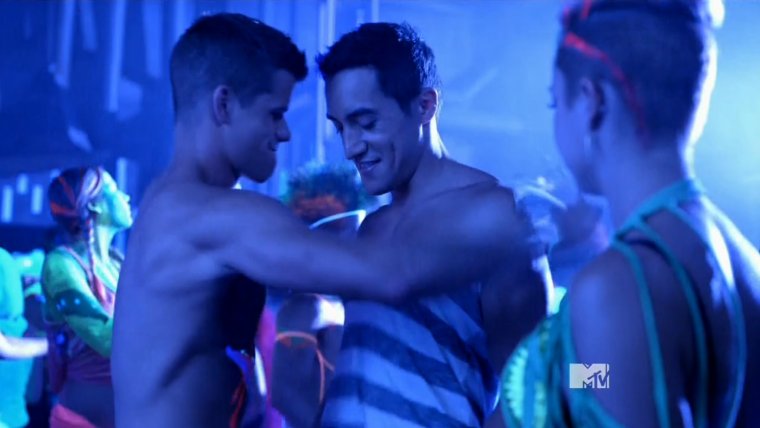 Чарли Карвер танцует стриптиз