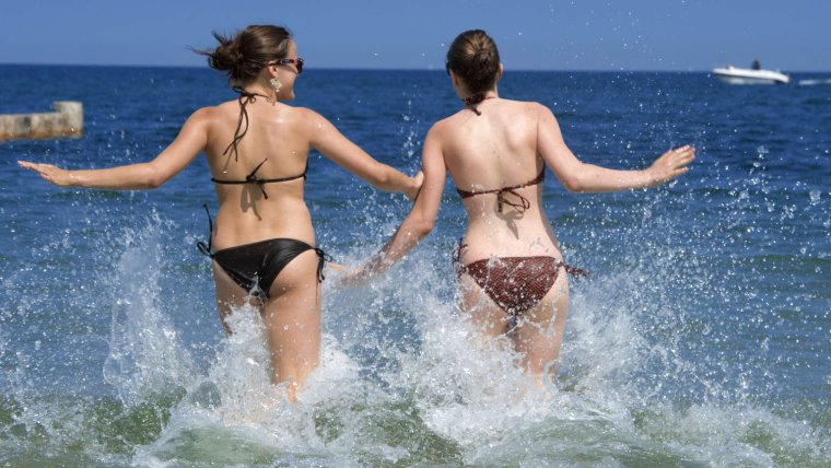 Женщины на пляже Германии