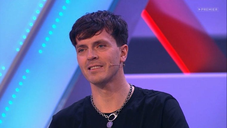 Арсений Попов в профиль