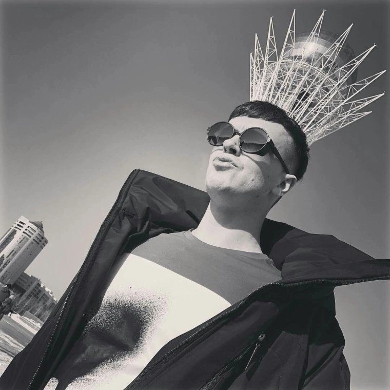 Арсений Попов в голубом