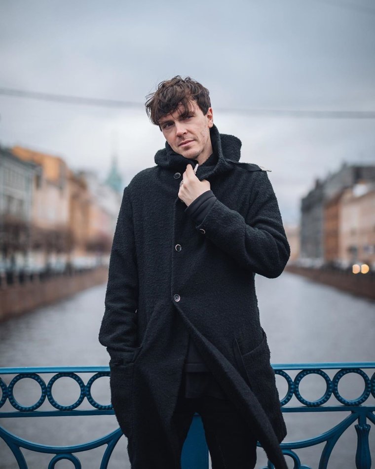 Арсений Попов в костюме