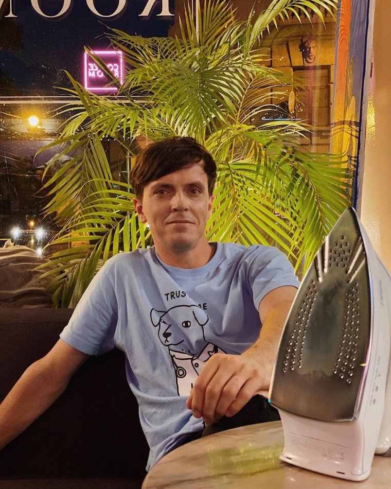 Арсений Попов сидит