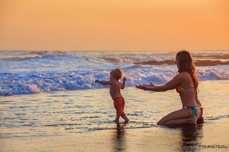 Мама и малыш на море