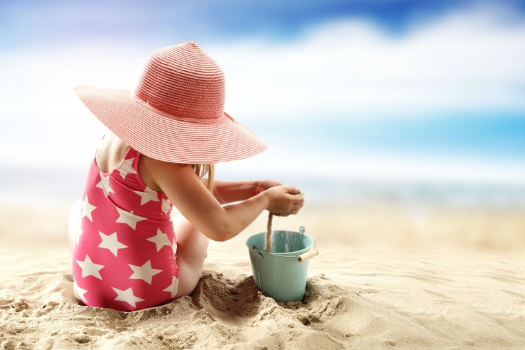 Дети песок море