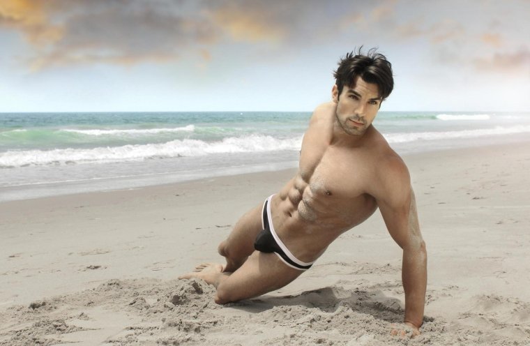 Красивые парни на пляже