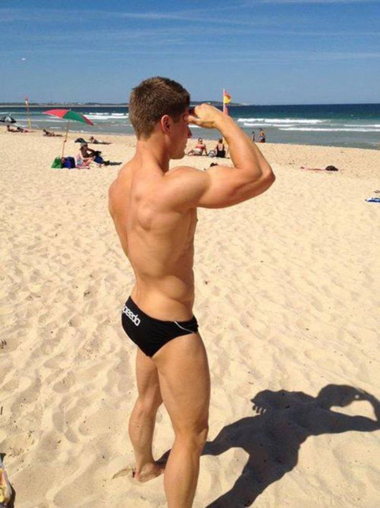 Обычные парни на пляже