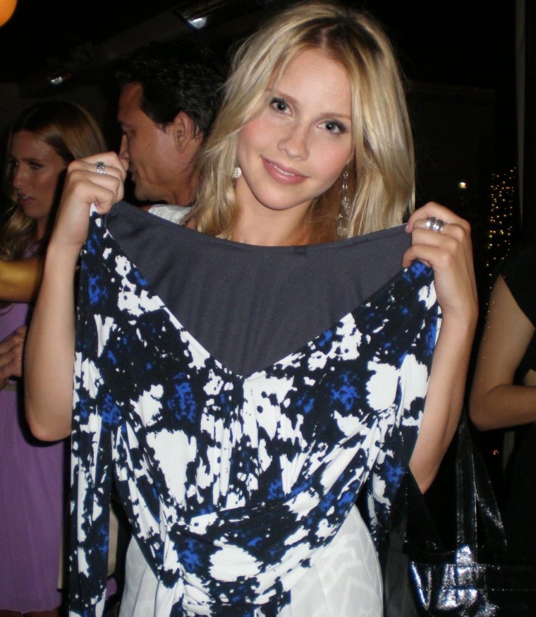 Клер Холт в шелковой юбке