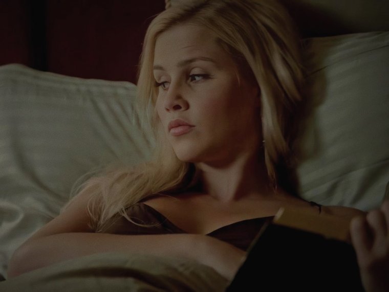 Клер Холт постельная сцена