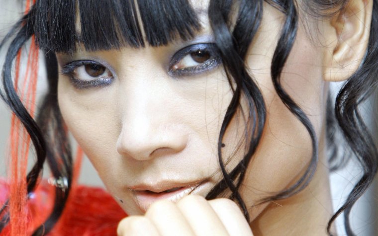 Камшот лицо черные волосы