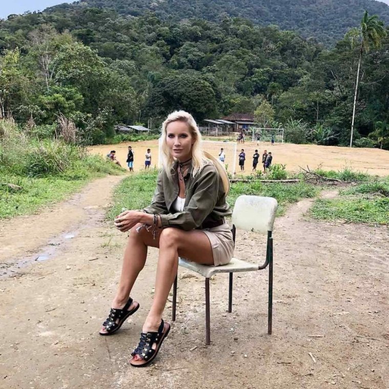 Елена Лисовская ноги