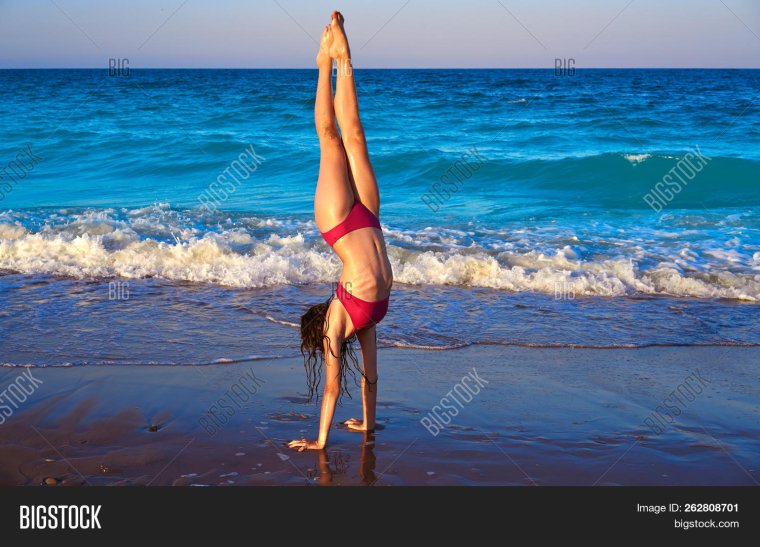 Девушка в бикини гимнастика