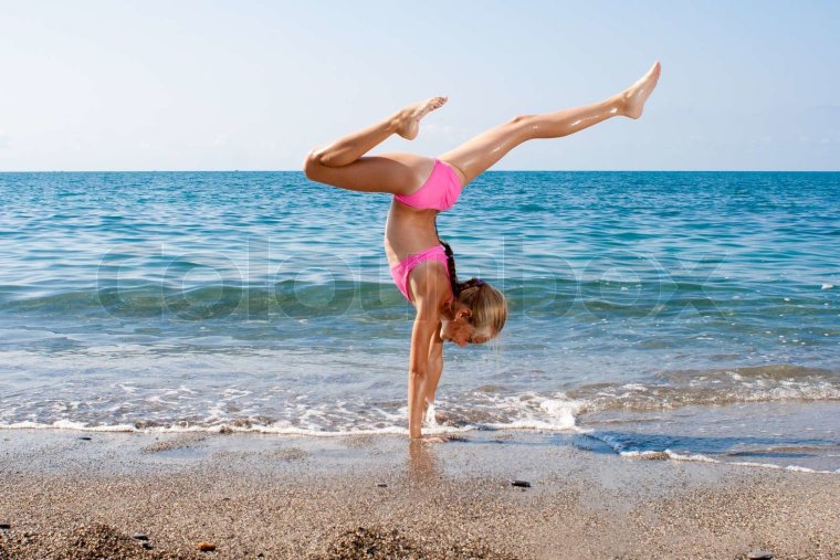 Дети гимнастки на море