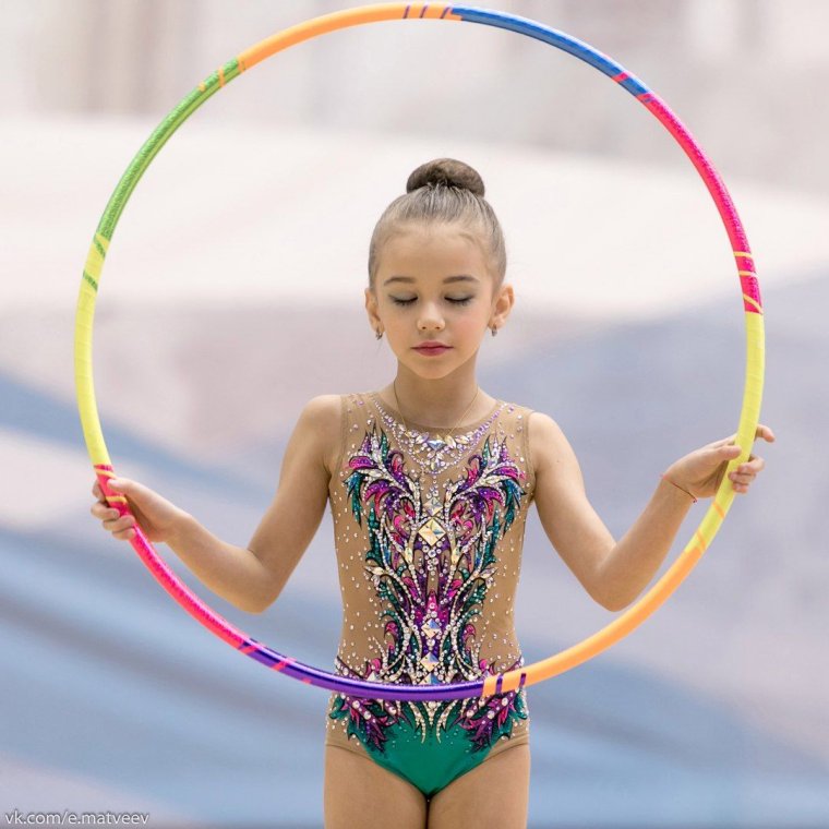 Художественные гимнастки в купальниках