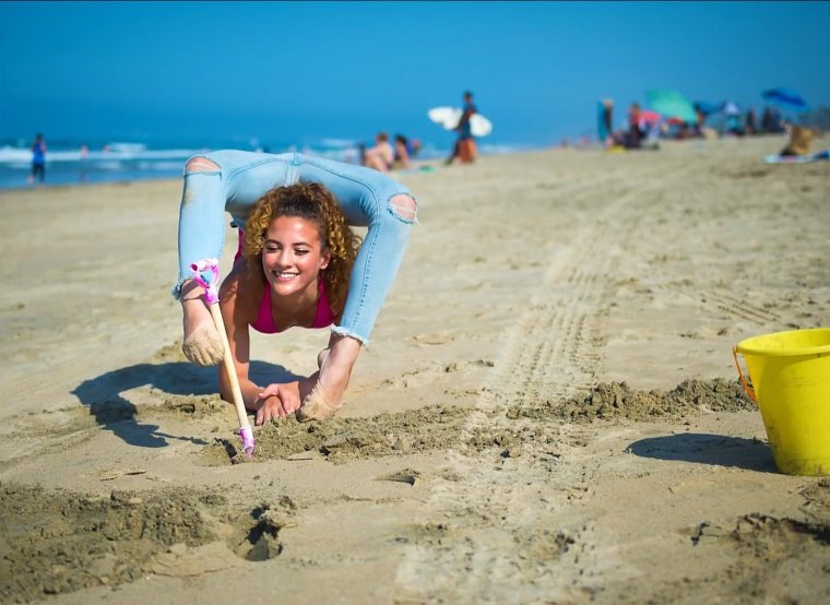 Гимнастки на море с мамами