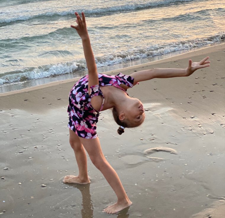 Гимнастки на море