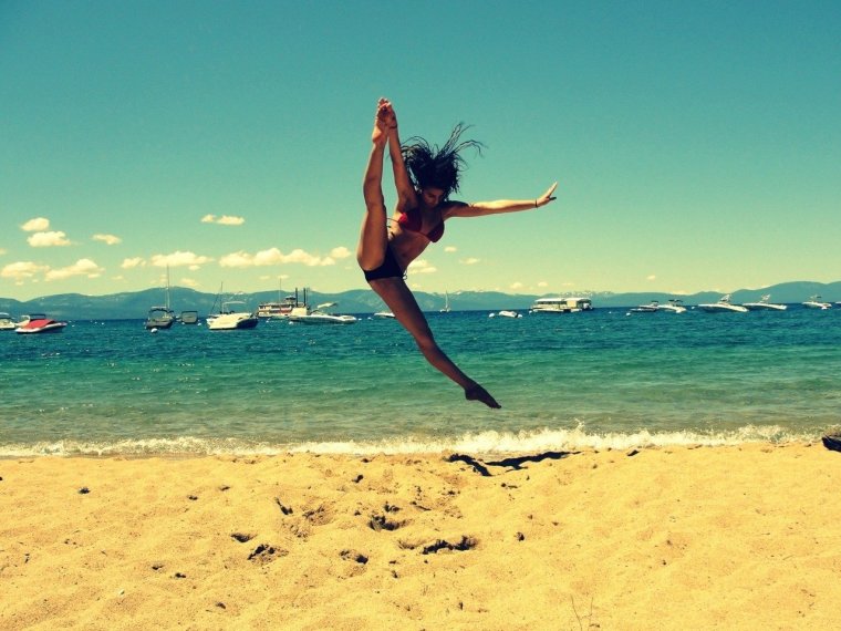 Девушка гимнастка на пляже