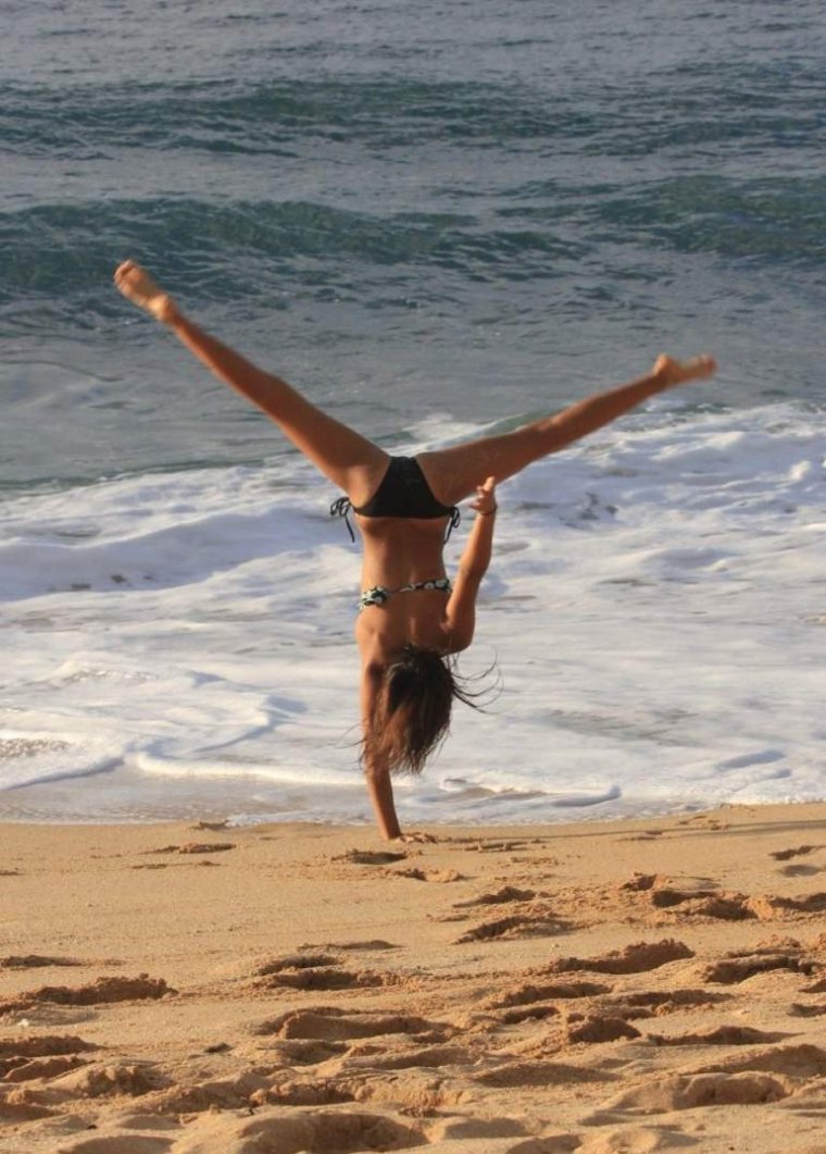 Нина Добрев йога на пляже
