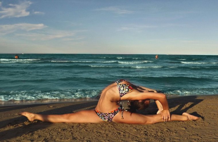 Красивый шпагат на море