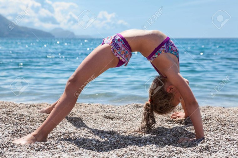 Гимнастика девочки маленькие на пляже