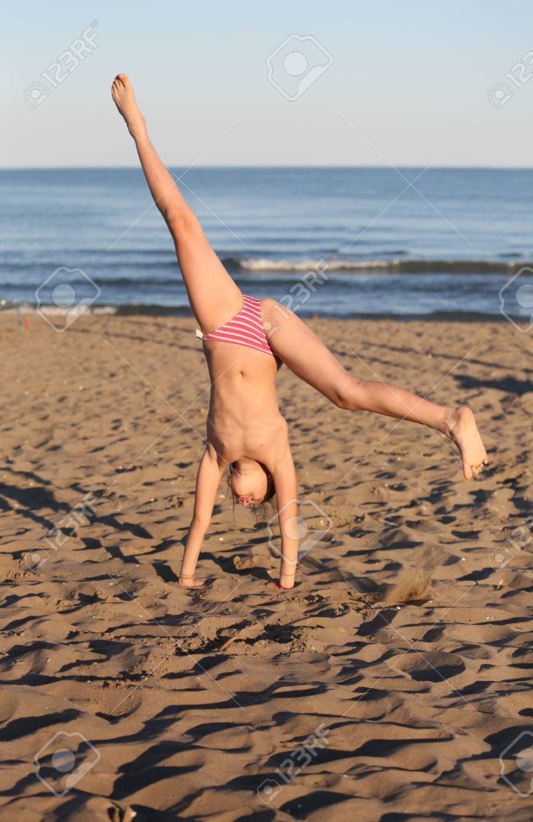 Юные гимнастки в купальниках на море