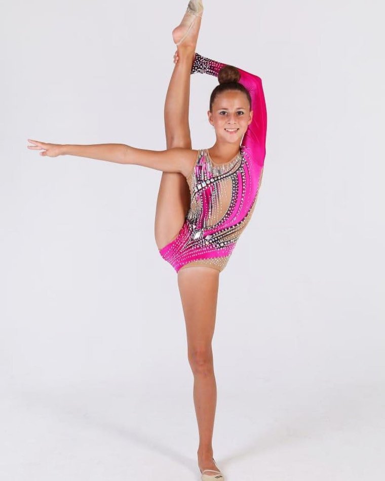 Художественные гимнастки в купальниках