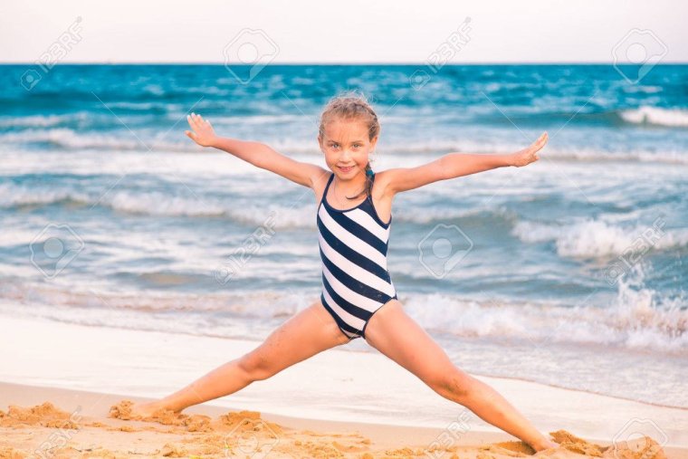 Маленькая гимнастка на пляже