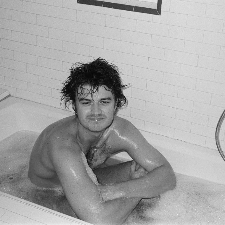 Джо Кири голый