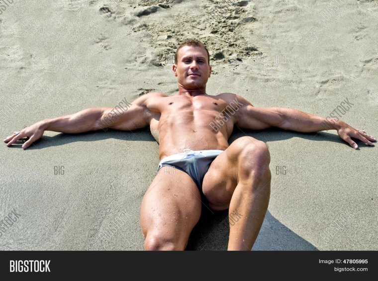 Качок лежит на пляже