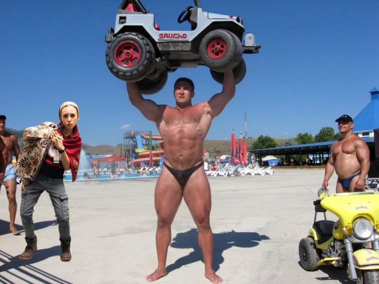 Культуристы на пляже