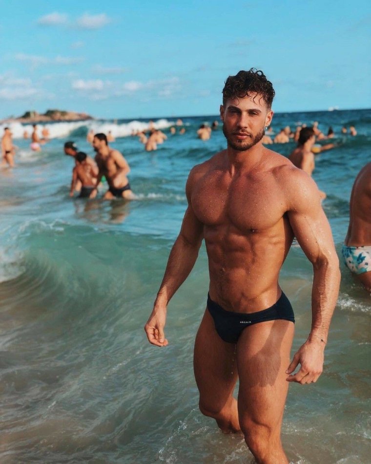 Парни на пляже