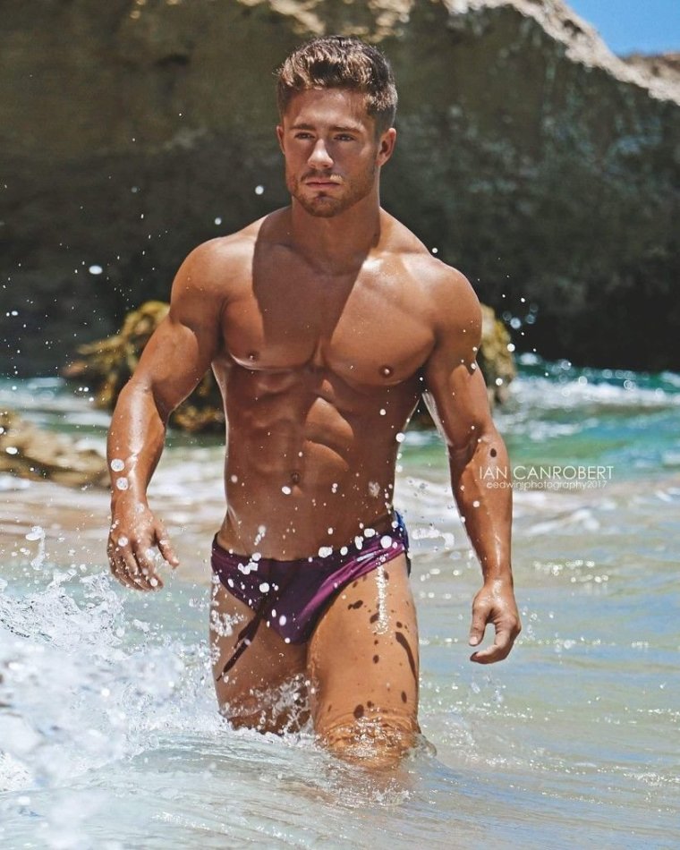 Накаченные мужчины на пляже